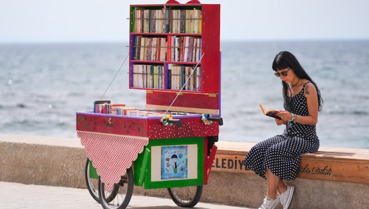 Seyyar kütüphanesiyle sokak sokak geziyor