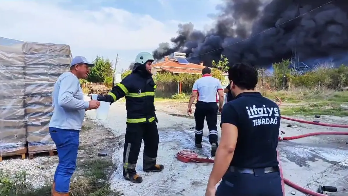 Tekirdağ’da kimyasal boya üretimi yapan fabrikada yangın çıktı!