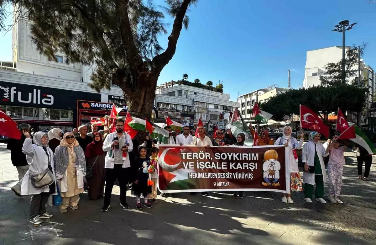 Antalya’da Sağlık Çalışanlarından Protesto